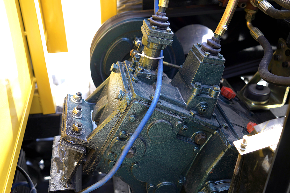 HW4000L履帶運(yùn)輸車