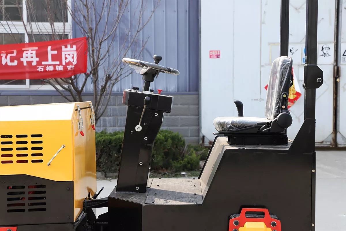 HW-1.5T座駕式壓路機